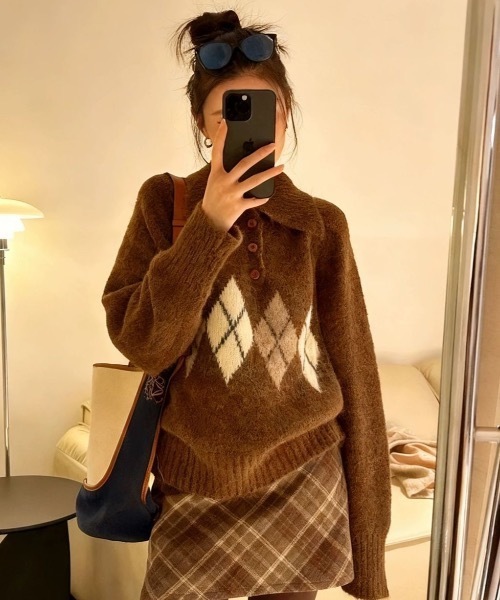 SHEPP(シープ)の「【26年秋冬新作】アーガイル柄 ポロ デザイン ヘンリーネック ニット(ニット/セーター・レディース・ブラウン/アイボリー/グレー・M)」の13枚目の写真