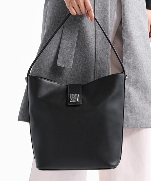TUMI(トゥミ)の「OLAS ミディアム・バケット・バッグ(ショルダーバッグ・レディース・ブラック・FREE)」の1枚目の写真