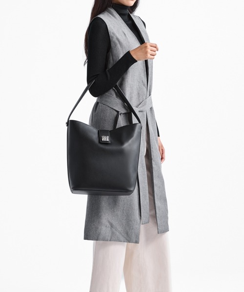TUMI(トゥミ)の「OLAS ミディアム・バケット・バッグ(ショルダーバッグ・レディース・ブラック・FREE)」の2枚目の写真