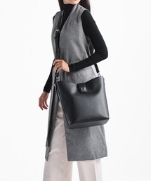 TUMI（トゥミ）の「OLAS ミディアム・バケット・バッグ（ショルダーバッグ）」
