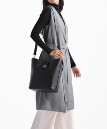 TUMI（トゥミ）の「OLAS ミディアム・バケット・バッグ（ショルダーバッグ）」