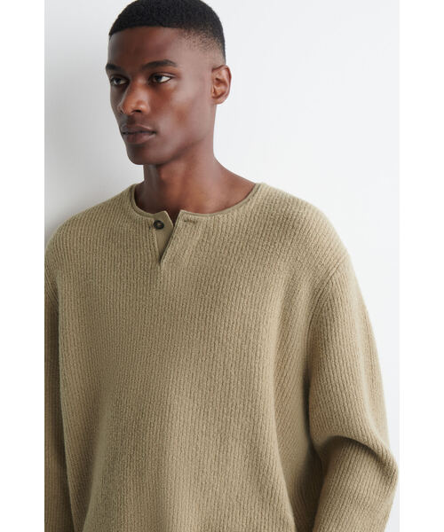 COS(コス)の「ウールブレンドブークレ ヘンリーセーター(ニット/セーター・メンズ・ベージュ・M/L/XL/XS/S)」の4枚目の写真