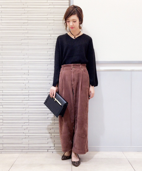 mysty woman（ミスティウーマン）の「コーデュロイタックワイドパンツ（その他パンツ・レディース・ブラウン/グレー/ネイビー/オフホワイト/ピンク/ライトベージュ・FREE）」の4枚目の写真