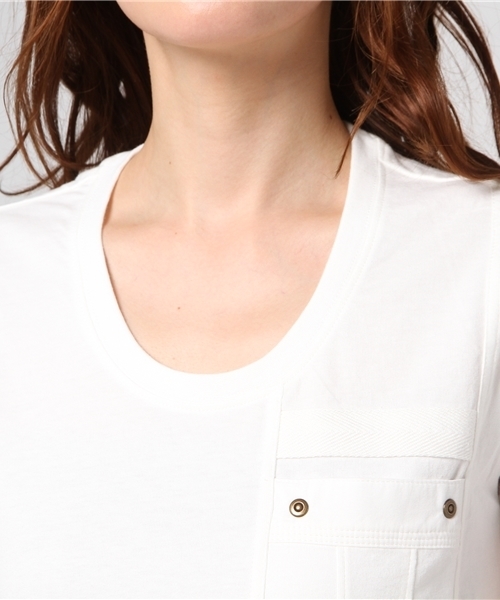 AVIREX（アヴィレックス）の「avirex/ アヴィレックス/ S/S TIERED POCKET TEE/ ティアード ポケット ティーシャツ（Tシャツ/カットソー・レディース・オフホワイト/マスタード/ネイビー/エメラルド・SMALL/MEDIUM/LARGE）」の8枚目の写真