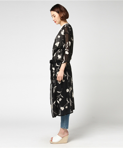 MERCURYDUO(マーキュリーデュオ)の「【コラボ】AiryLeafプリントロングガウン(カーディガン/ボレロ・レディース・ブラック/ベビーピンク/ライトブルー/オフホワイト・FREE)」の6枚目の写真