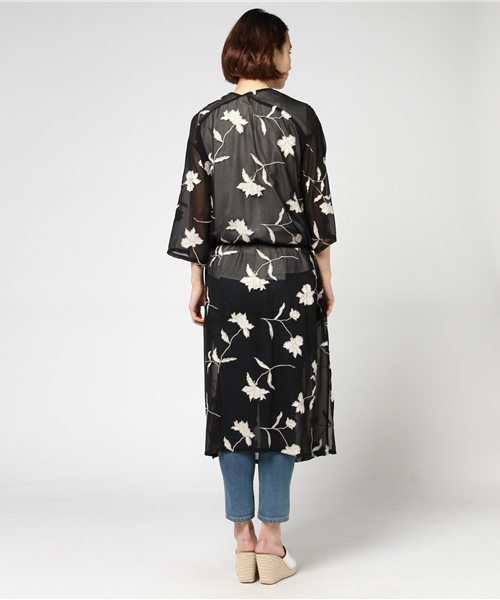 MERCURYDUO(マーキュリーデュオ)の「【コラボ】AiryLeafプリントロングガウン(カーディガン/ボレロ・レディース・ブラック/ベビーピンク/ライトブルー/オフホワイト・FREE)」の7枚目の写真