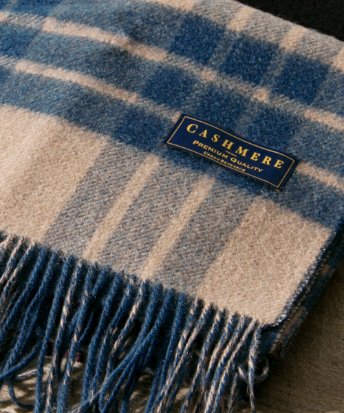 URBAN RESEARCH（アーバンリサーチ）の「チェック×無地　カシミヤマフラー（マフラー・メンズ・グレー/ネイビー/レッド系その他・FREE）」の2枚目の写真