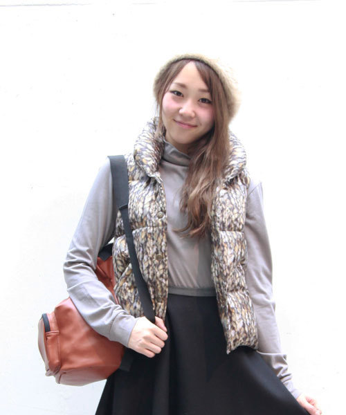 603（ロクマルサン）の「603 ニット柄プリントダウンベスト（ダウンベスト・レディース・ベージュ/ダークグレー・FREE）」の2枚目の写真