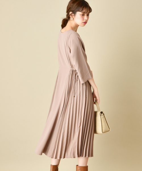 natural couture(ナチュラルクチュール)の「両サイドプリーツワンピース(ワンピース・レディース・ベージュ/ボルドー/モカ/ブラック系その他/ブラウン系その他/ベージュ系その他・FREE)」の4枚目の写真