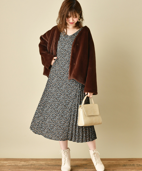 natural couture(ナチュラルクチュール)の「両サイドプリーツワンピース(ワンピース・レディース・ベージュ/ボルドー/モカ/ブラック系その他/ブラウン系その他/ベージュ系その他・FREE)」の2枚目の写真