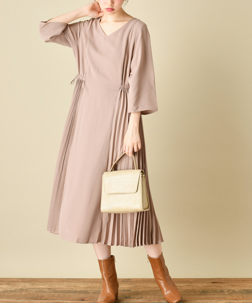 natural couture(ナチュラルクチュール)の「両サイドプリーツワンピース(ワンピース・レディース・ベージュ/ボルドー/モカ/ブラック系その他/ブラウン系その他/ベージュ系その他・FREE)」の21枚目の写真