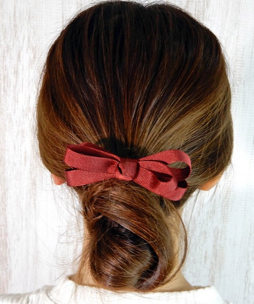 minia（ミニア）の「グログランリボンの3連結びポニー　[ minia ]（ヘアゴム・レディース・レッド/ブラック/ベージュ・FREE）」の10枚目の写真