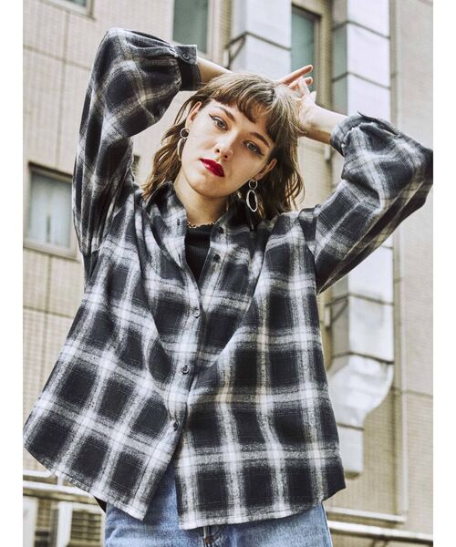 jouetie（ジュエティ）の「アシメレイヤードシャツ（シャツ/ブラウス・レディース・ブラック/ブラウン/レッド/ブルー・MEDIUM）」の2枚目の写真