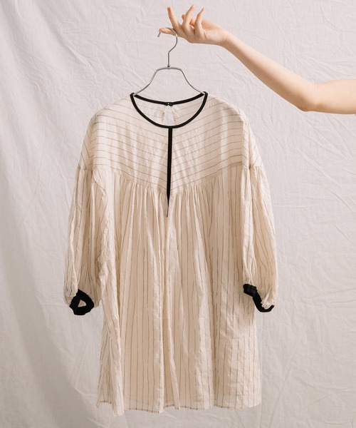 Liyoca（リヨカ）の「【Liyoca】シャーリングストライプシアーブラウス-ウォッシャブル-（シャツ/ブラウス・レディース・ベージュ/オフホワイト・FREE）」の3枚目の写真