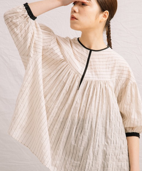 Liyoca（リヨカ）の「【Liyoca】シャーリングストライプシアーブラウス-ウォッシャブル-（シャツ/ブラウス・レディース・ベージュ/オフホワイト・FREE）」の8枚目の写真