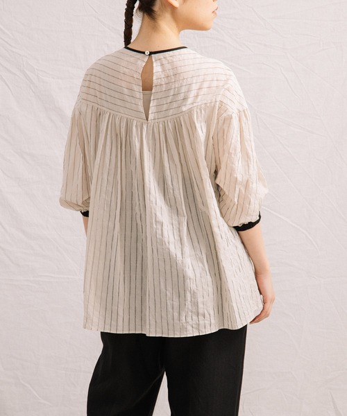 Liyoca（リヨカ）の「【Liyoca】シャーリングストライプシアーブラウス-ウォッシャブル-（シャツ/ブラウス・レディース・ベージュ/オフホワイト・FREE）」の11枚目の写真