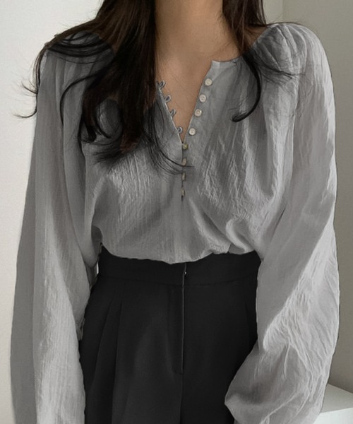 Girly Doll(ガーリードール)の「ボタンデザインエアリーブラウス(シャツ/ブラウス・レディース・ホワイト/ブラック/ブルー/グレー/ピンク・FREE)」の3枚目の写真