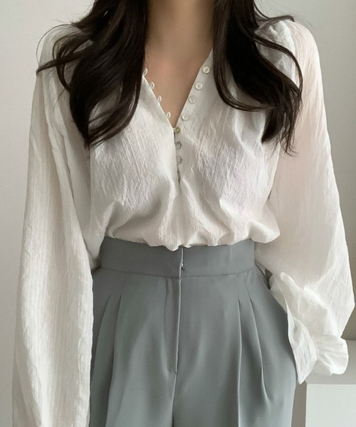 Girly Doll(ガーリードール)の「ボタンデザインエアリーブラウス(シャツ/ブラウス・レディース・ホワイト/ブラック/ブルー/グレー/ピンク・FREE)」の2枚目の写真