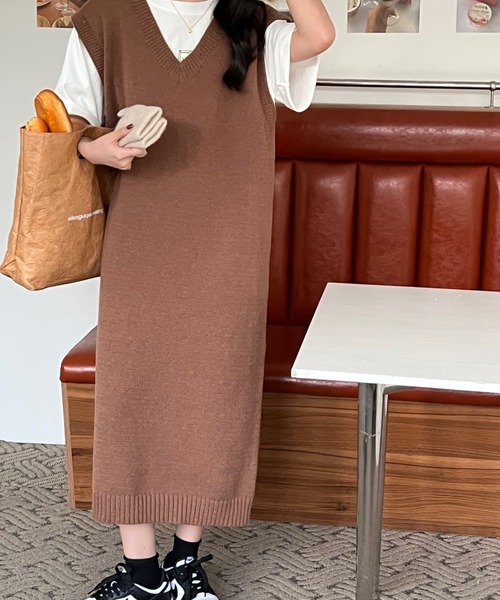 emi+(エミプラス)の「Vネックロングニットベスト(ワンピース・レディース・ブラック/グレー/ボルドー/ダークグレー/ブラウン・FREE)」の4枚目の写真