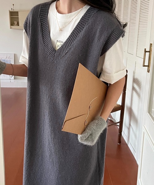 emi+(エミプラス)の「Vネックロングニットベスト(ワンピース・レディース・ブラック/グレー/ボルドー/ダークグレー/ブラウン・FREE)」の3枚目の写真