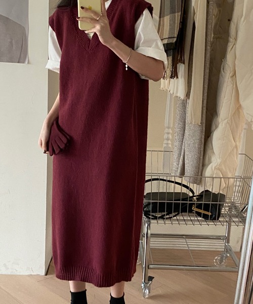 emi+(エミプラス)の「Vネックロングニットベスト(ワンピース・レディース・ブラック/グレー/ボルドー/ダークグレー/ブラウン・FREE)」の5枚目の写真