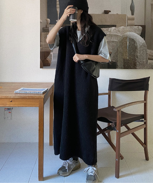 emi+(エミプラス)の「Vネックロングニットベスト(ワンピース・レディース・ブラック/グレー/ボルドー/ダークグレー/ブラウン・FREE)」の18枚目の写真