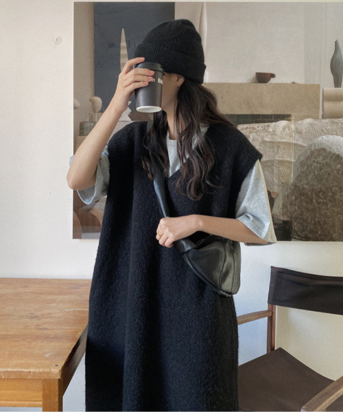 emi+(エミプラス)の「Vネックロングニットベスト(ワンピース・レディース・ブラック/グレー/ボルドー/ダークグレー/ブラウン・FREE)」の13枚目の写真