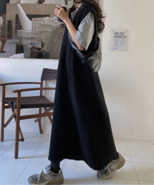 emi+(エミプラス)の「Vネックロングニットベスト(ワンピース・レディース・ブラック/グレー/ボルドー/ダークグレー/ブラウン・FREE)」の7枚目の写真