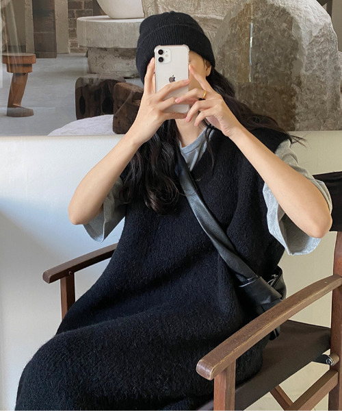 emi+(エミプラス)の「Vネックロングニットベスト(ワンピース・レディース・ブラック/グレー/ボルドー/ダークグレー/ブラウン・FREE)」の19枚目の写真