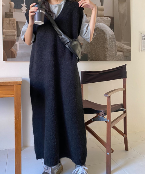 emi+(エミプラス)の「Vネックロングニットベスト(ワンピース・レディース・ブラック/グレー/ボルドー/ダークグレー/ブラウン・FREE)」の22枚目の写真