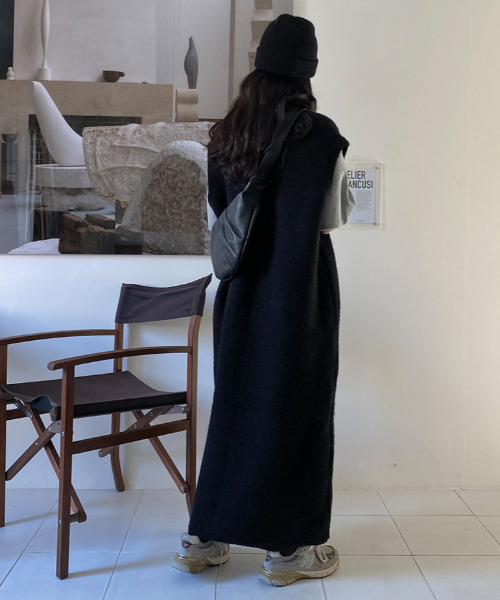 emi+(エミプラス)の「Vネックロングニットベスト(ワンピース・レディース・ブラック/グレー/ボルドー/ダークグレー/ブラウン・FREE)」の16枚目の写真