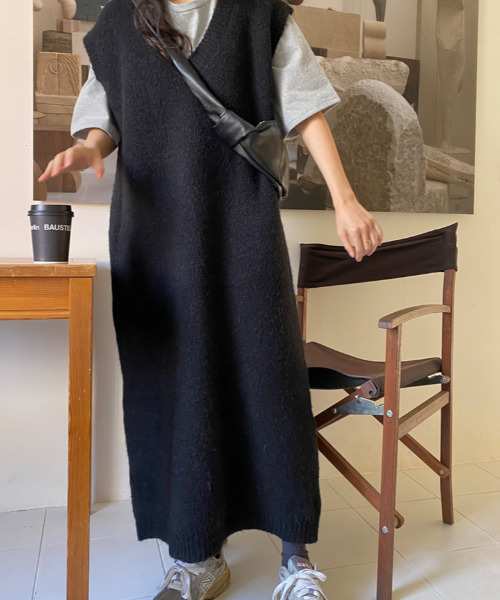 emi+(エミプラス)の「Vネックロングニットベスト(ワンピース・レディース・ブラック/グレー/ボルドー/ダークグレー/ブラウン・FREE)」の11枚目の写真