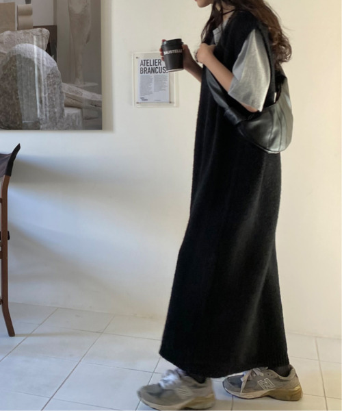 emi+(エミプラス)の「Vネックロングニットベスト(ワンピース・レディース・ブラック/グレー/ボルドー/ダークグレー/ブラウン・FREE)」の17枚目の写真