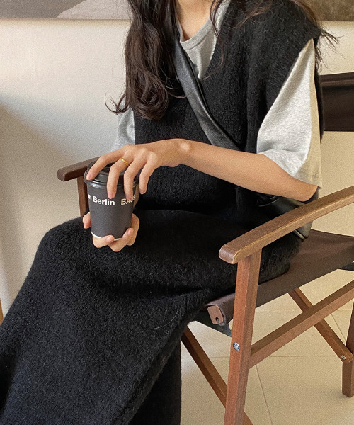 emi+(エミプラス)の「Vネックロングニットベスト(ワンピース・レディース・ブラック/グレー/ボルドー/ダークグレー/ブラウン・FREE)」の12枚目の写真