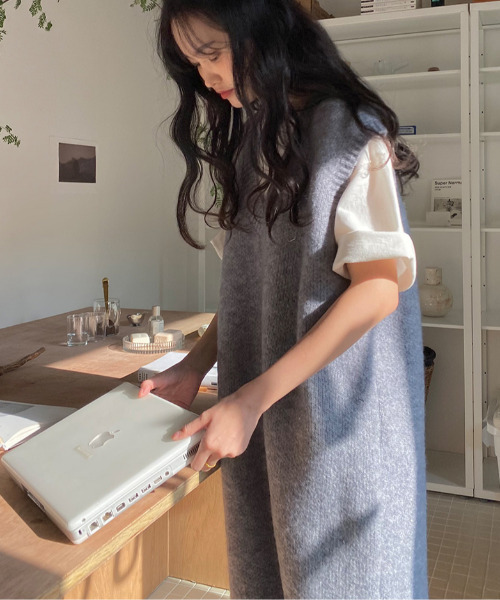 emi+(エミプラス)の「Vネックロングニットベスト(ワンピース・レディース・ブラック/グレー/ボルドー/ダークグレー/ブラウン・FREE)」の14枚目の写真