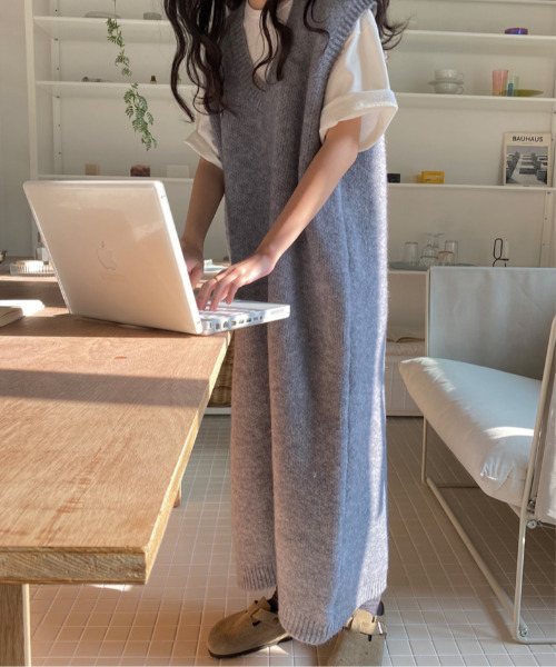 emi+(エミプラス)の「Vネックロングニットベスト(ワンピース・レディース・ブラック/グレー/ボルドー/ダークグレー/ブラウン・FREE)」の9枚目の写真