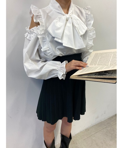 PHILLY（フィリー）の「フリル肩開きリボンブラウス（シャツ/ブラウス・レディース・ホワイト/ブラック/ブラック系その他・FREE）」の2枚目の写真