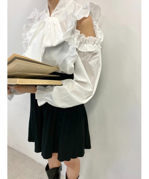 PHILLY（フィリー）の「フリル肩開きリボンブラウス（シャツ/ブラウス・レディース・ホワイト/ブラック/ブラック系その他・FREE）」の4枚目の写真