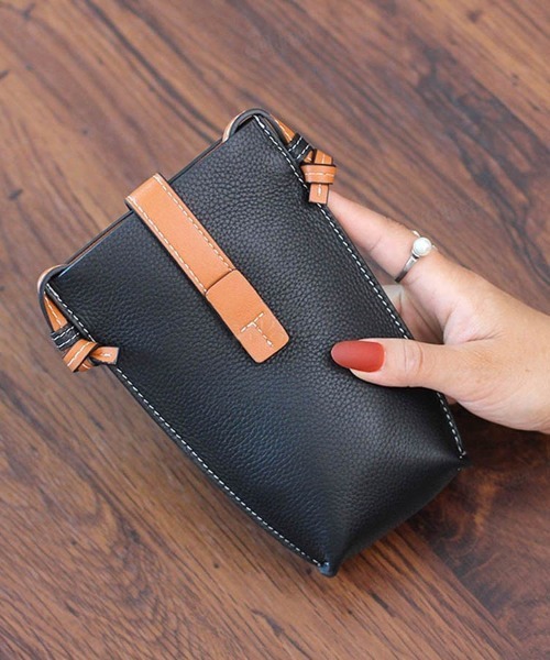 Dalfwin(ダールフィン)の「配色レザーミニスマホショルダーバッグ(ショルダーバッグ・レディース・ブラック/ベージュ/ブラウン/ブルー・ONE SIZE)」の7枚目の写真