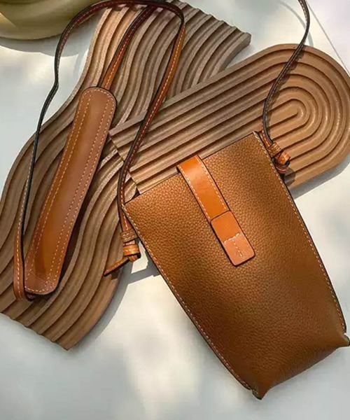 Dalfwin(ダールフィン)の「配色レザーミニスマホショルダーバッグ(ショルダーバッグ・レディース・ブラック/ベージュ/ブラウン/ブルー・ONE SIZE)」の11枚目の写真