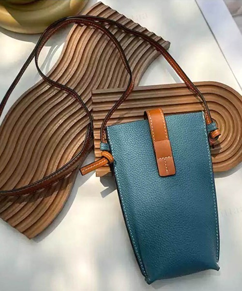 Dalfwin(ダールフィン)の「配色レザーミニスマホショルダーバッグ(ショルダーバッグ・レディース・ブラック/ベージュ/ブラウン/ブルー・ONE SIZE)」の22枚目の写真