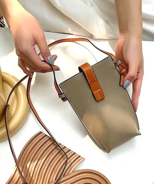 Dalfwin(ダールフィン)の「配色レザーミニスマホショルダーバッグ(ショルダーバッグ・レディース・ブラック/ベージュ/ブラウン/ブルー・ONE SIZE)」の17枚目の写真