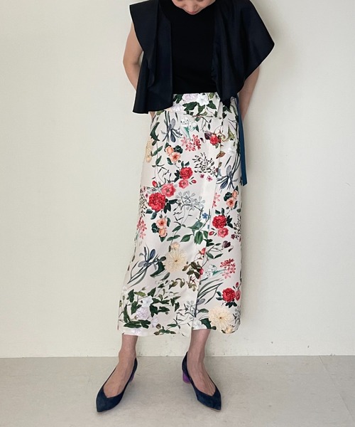 TEVALT(ヴァレット)の「フラワープリントIラインSK(スカート・レディース・アイボリー/ブラック・38)」の1枚目の写真