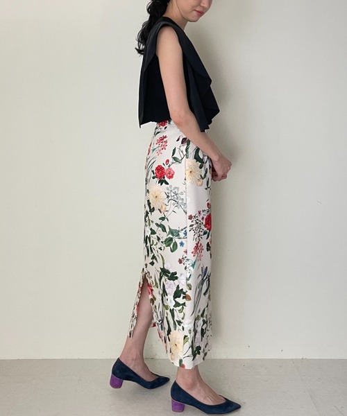 TEVALT(ヴァレット)の「フラワープリントIラインSK(スカート・レディース・アイボリー/ブラック・38)」の4枚目の写真