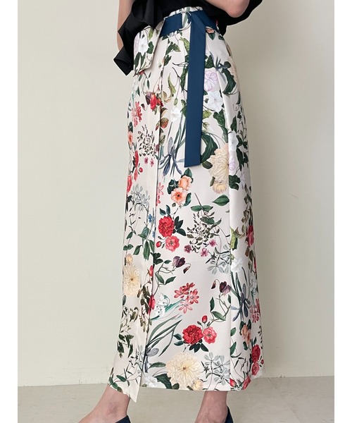 TEVALT(ヴァレット)の「フラワープリントIラインSK(スカート・レディース・アイボリー/ブラック・38)」の7枚目の写真