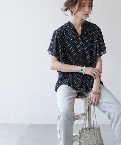 frames RAY CASSIN(フレームスレイカズン)の「WEB限定. アソートラッフルスリーブブラウス(シャツ/ブラウス・レディース・ライトグレー/ブラック/ベージュ/オフホワイト/ブルー/ドット/ロイヤルブルー/ライトグレー系/グリーン/バイオレット/マスタード/グリーン系/グレイッシュベージュ/ブルー系/キナリ・FREE)」の21枚目の写真