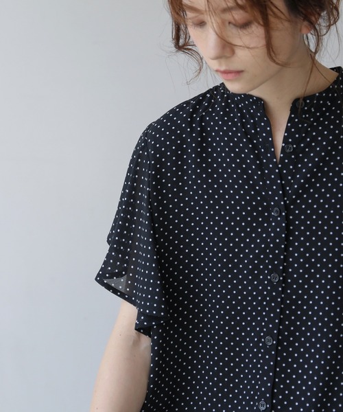 frames RAY CASSIN(フレームスレイカズン)の「WEB限定. アソートラッフルスリーブブラウス(シャツ/ブラウス・レディース・ライトグレー/ブラック/ベージュ/オフホワイト/ブルー/ドット/ロイヤルブルー/ライトグレー系/グリーン/バイオレット/マスタード/グリーン系/グレイッシュベージュ/ブルー系/キナリ・FREE)」の18枚目の写真