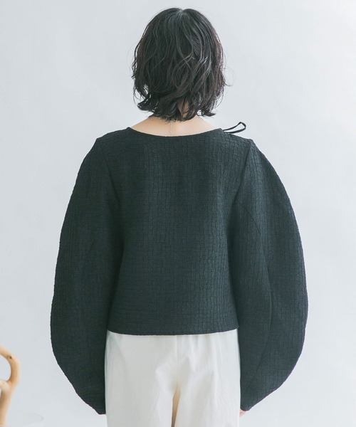 KBF(ケイビーエフ)の「カーブスリーブカシュクールブラウス(シャツ/ブラウス・レディース・アイボリー/ブラック・ONE)」の4枚目の写真