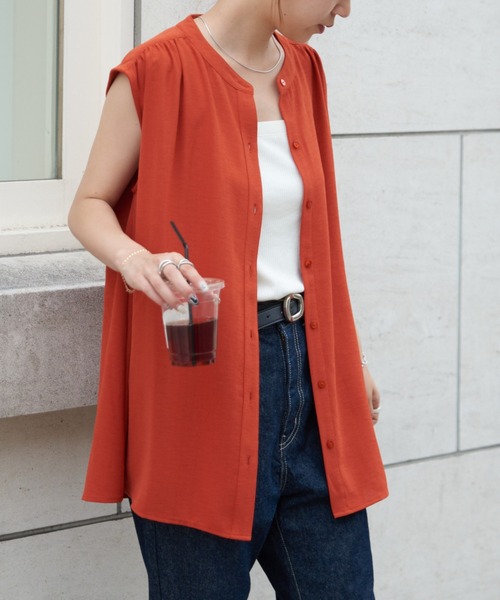 COLONY 2139（コロニートゥーワンスリーナイン）の「ソフトリネンライクドロップショルダーギャザーブラウス（シャツ/ブラウス・レディース・オレンジ/ブラック/ベージュ/オフホワイト/ネイビー・SMALL/MEDIUM）」の5枚目の写真