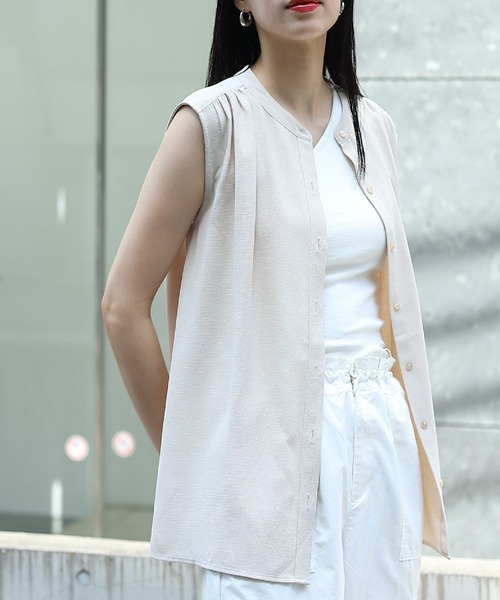 COLONY 2139（コロニートゥーワンスリーナイン）の「ソフトリネンライクドロップショルダーギャザーブラウス（シャツ/ブラウス・レディース・オレンジ/ブラック/ベージュ/オフホワイト/ネイビー・SMALL/MEDIUM）」の15枚目の写真